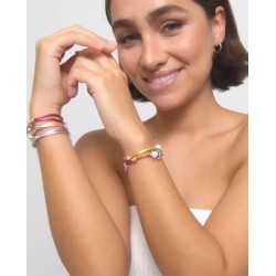 Pulsera de hilo salmón con perla shell fornitura bañada en plata de ley.