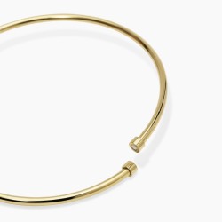 Gargantilla de acero dorado con cierre magnético.