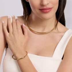 Gargantilla de acero dorado con cierre magnético.