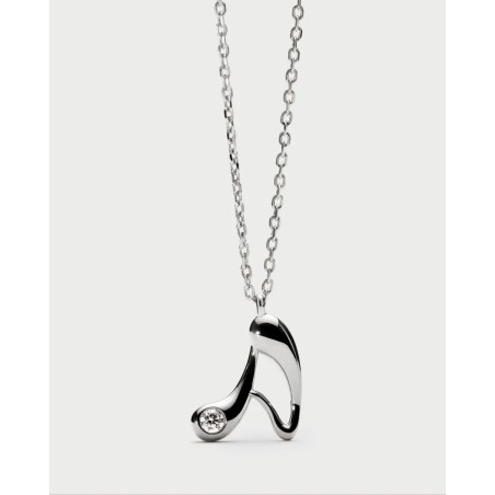 Collar con colgante de plata con la inicial A