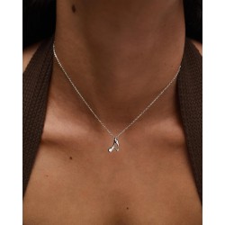 Collar con colgante de plata con la inicial A