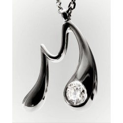 Collar con colgante de plata con la inicial M