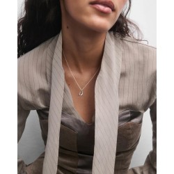 Collar con colgante de plata con la inicial M