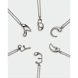 Collar con colgante de plata con la inicial M