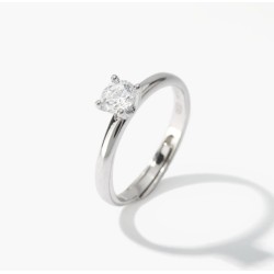 Anillo solitario de plata con circonita