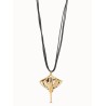 Colgante en cuero y baño en oro de 18K con forma de mantarraya