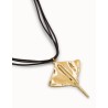 Colgante en cuero y baño en oro de 18K con forma de mantarraya