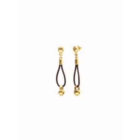 Pendientes de cuero largo con detalle de esfera bañado en oro 18k