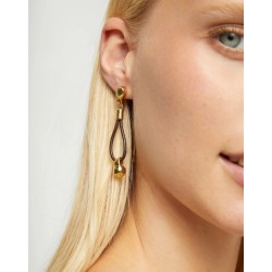 Pendientes de cuero largo con detalle de esfera bañado en oro 18k