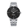 RELOJ con caja de acero, bisel negro y brazalete metálico.